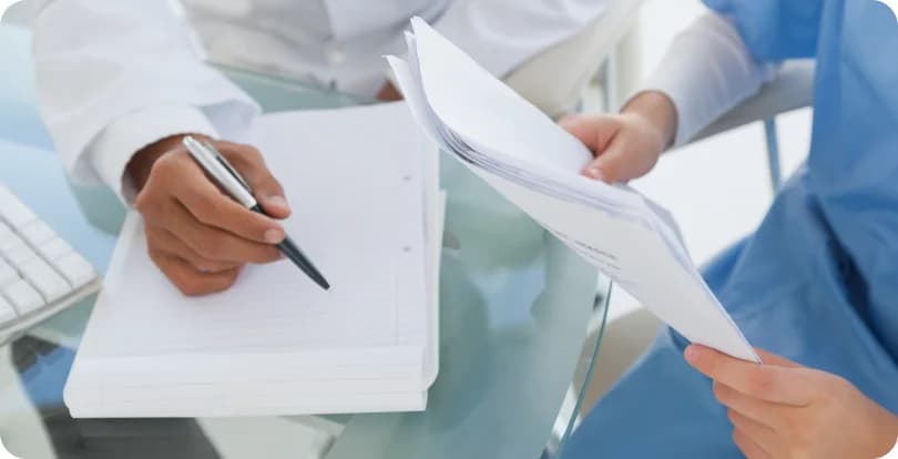 Un professionnel de santé remplit un dossier médical